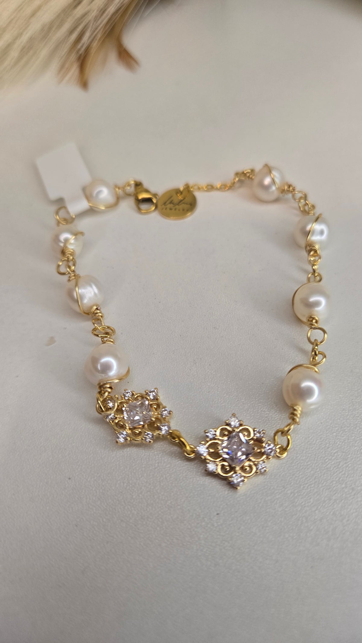 Queen Pearl Bracelet with pearls, zircon details and gold-tone setting