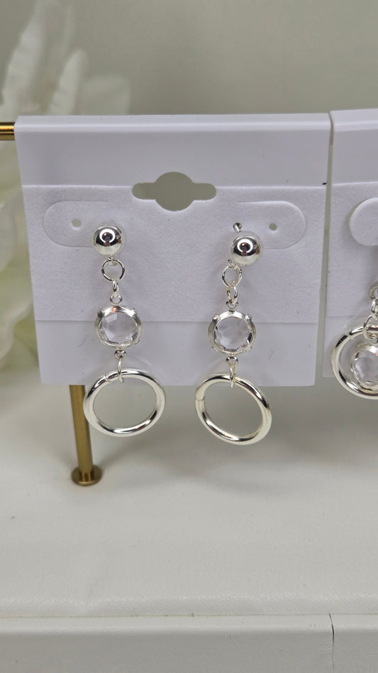 Modern earrings featuring layered gold hoops that create a soft movement and a luxurious touch in every look. Accented with a sparkling stone on top for an elegant shine, perfect for Eid and special occasions. ✨