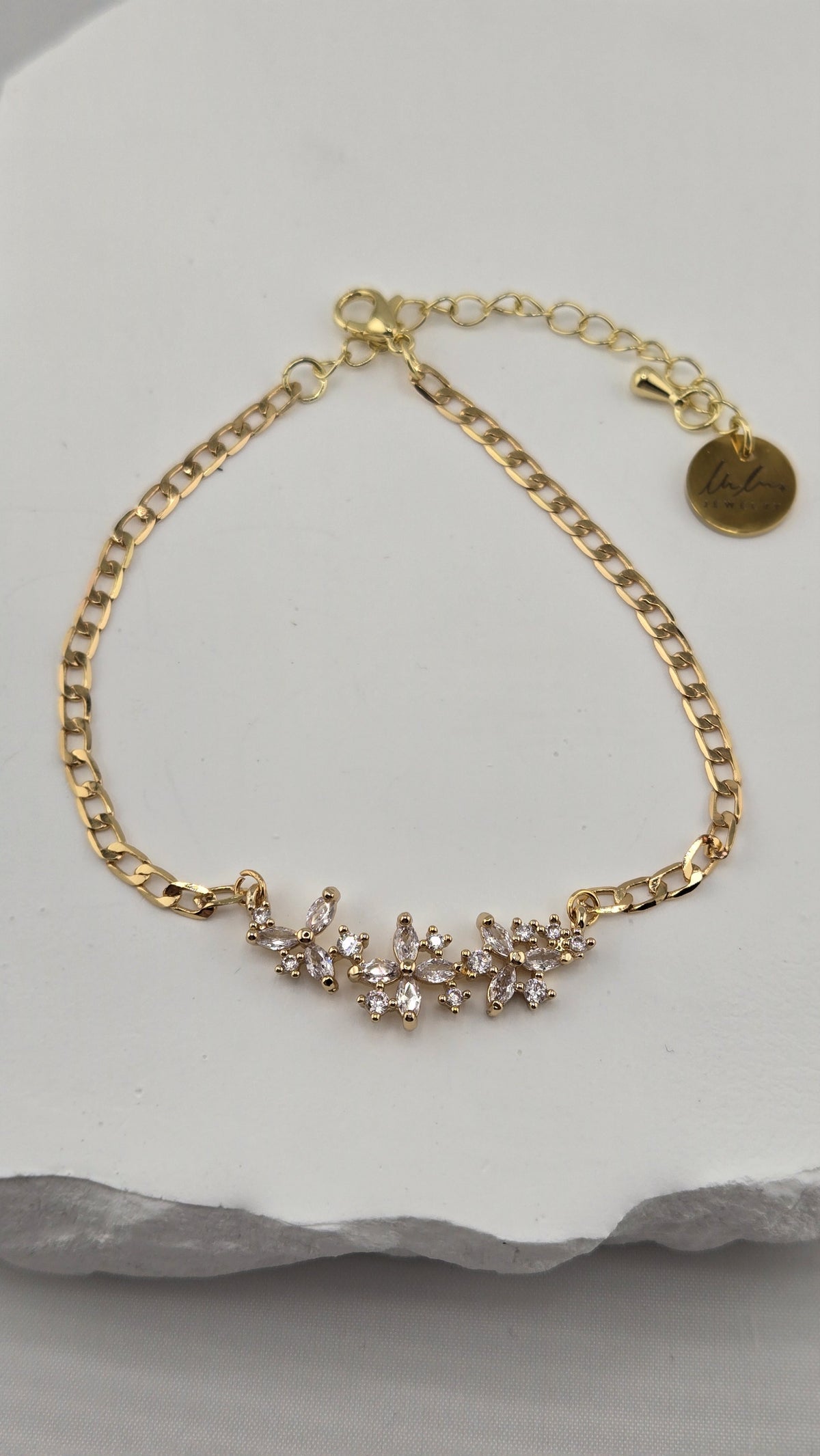 Close-up of the sparkling flower centerpiece and gold-plated curb chain