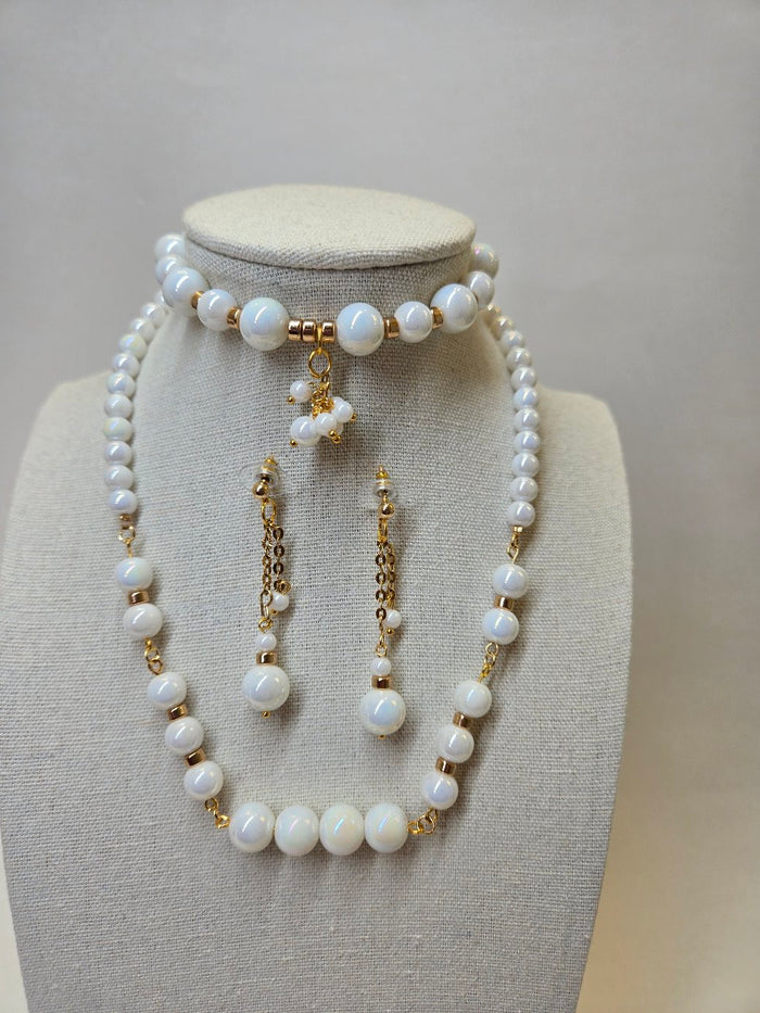 Golden Pearl Elegance Set with white pearl necklace, earrings and bracelet and gold-tone accents