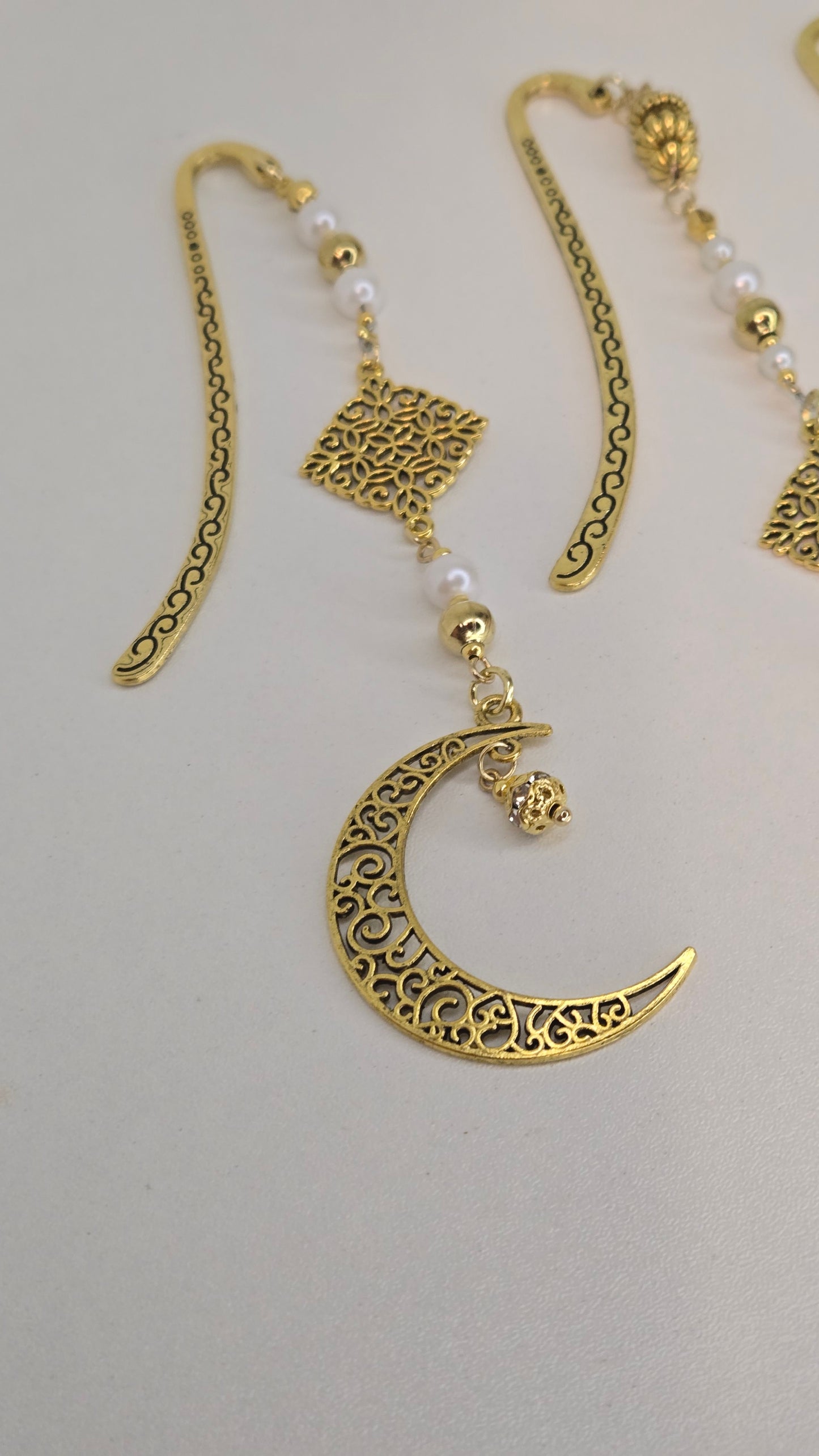 Bookmark    Gold & Silver Moon Whisper