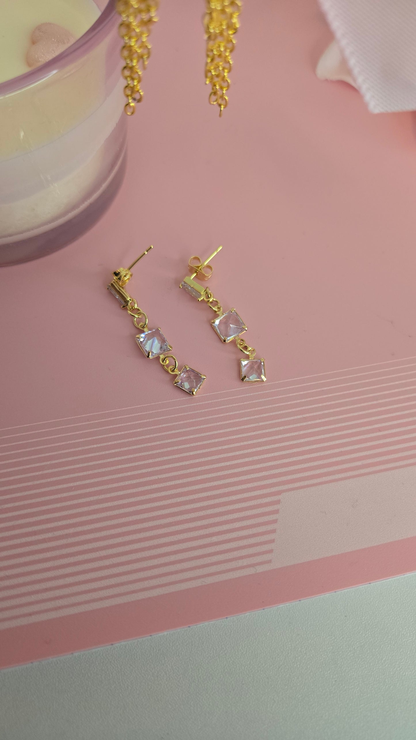 Delicate floral earrings, ideal for everyday elegance
