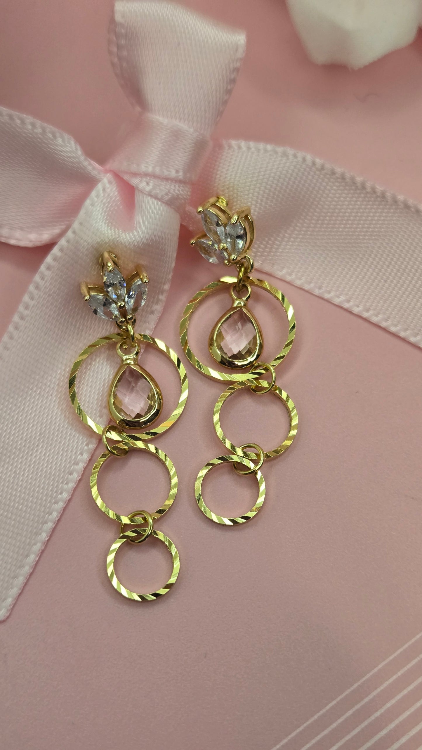 Feminine and distinctive gold earring design