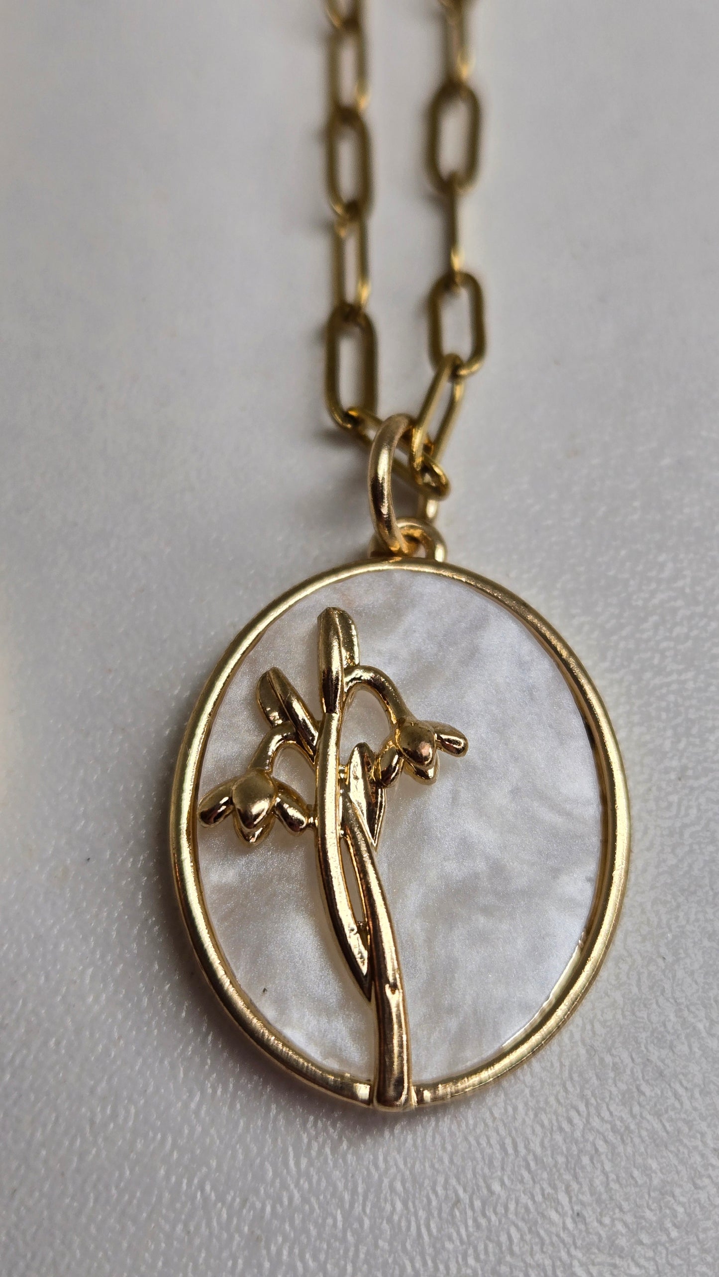 Beautiful birth flower necklace for April