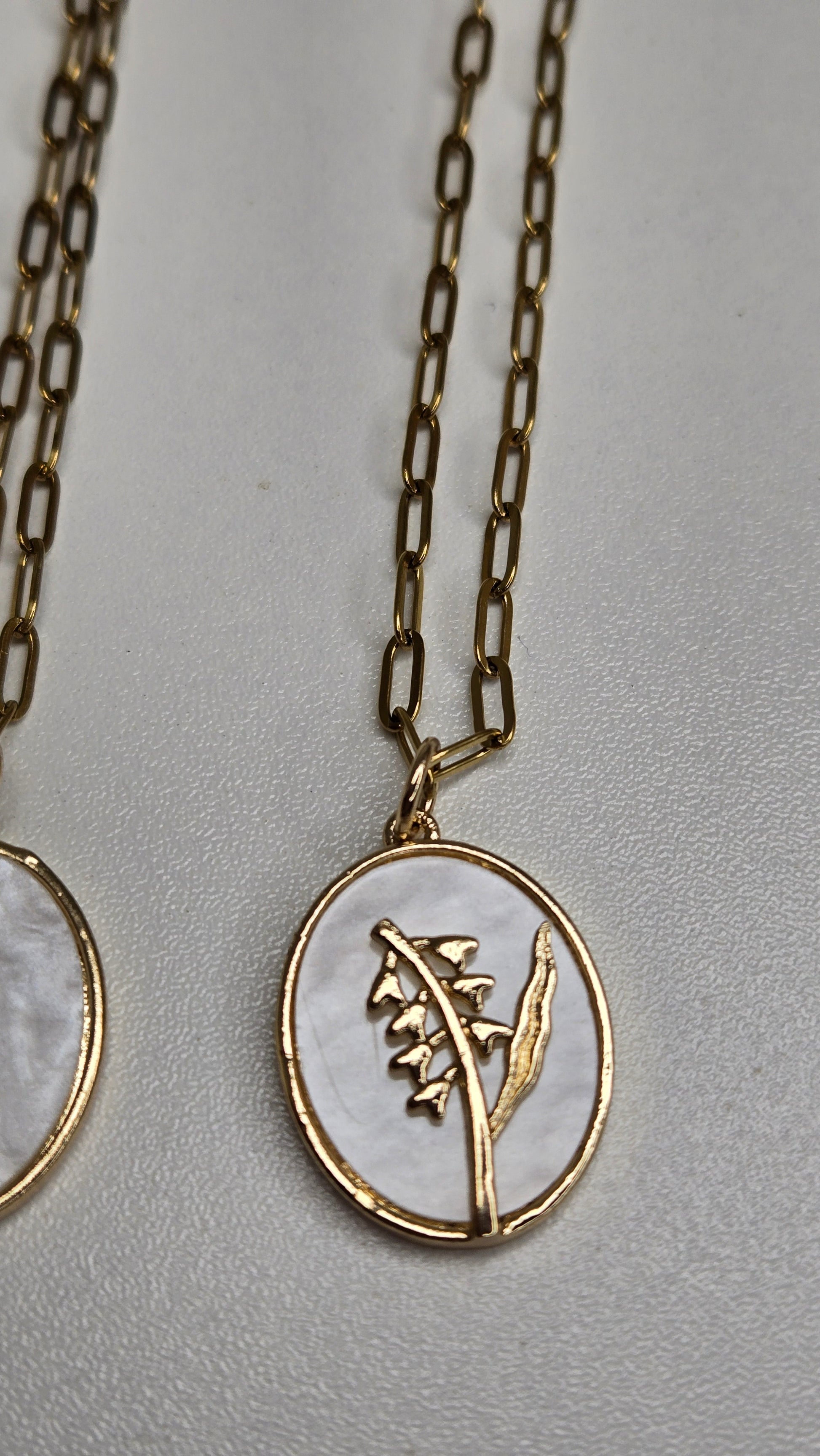 Chic birth flower necklace for November