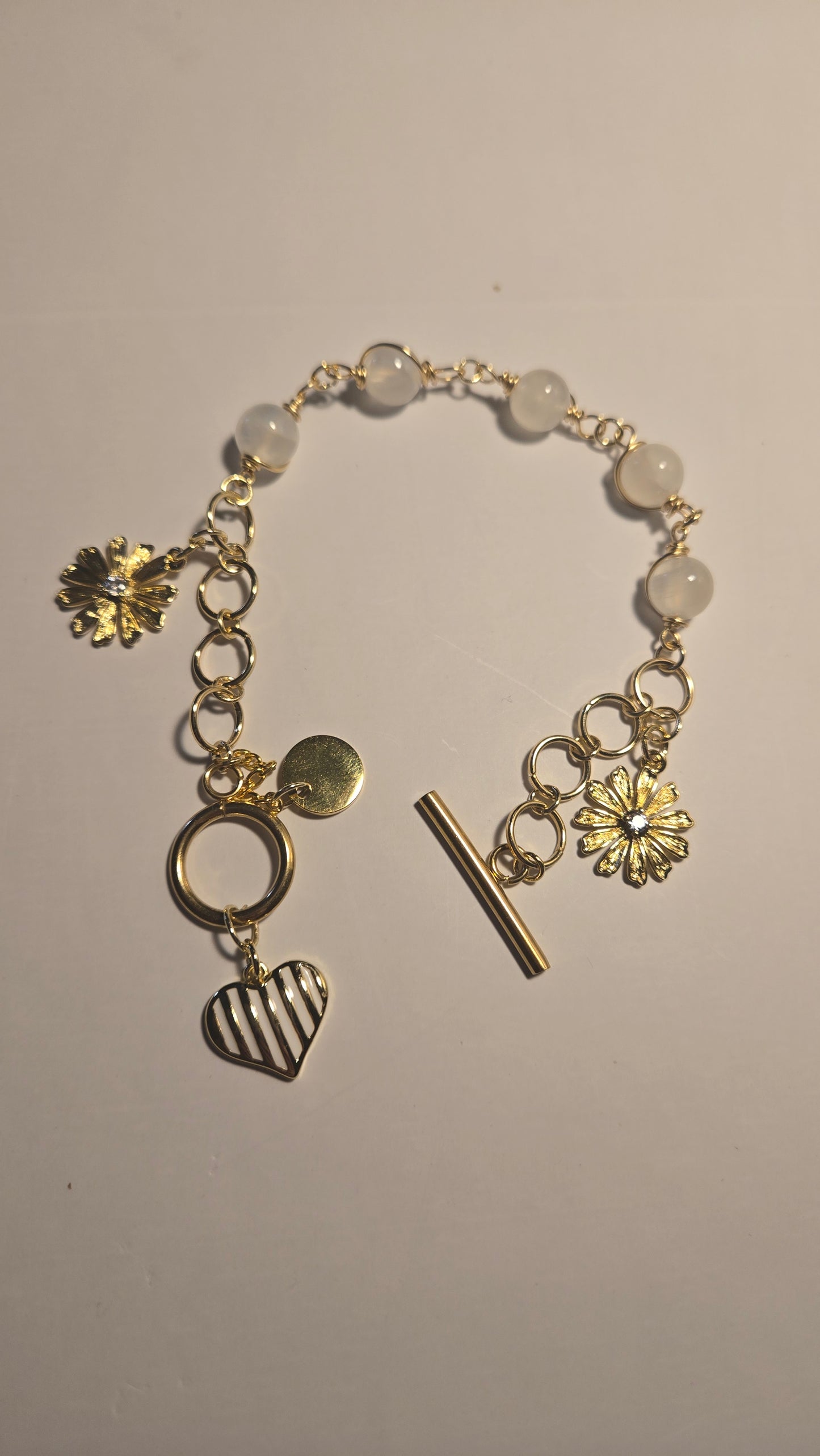 Charming Touch elegant pearl and gold bracelet with heart and floral charms