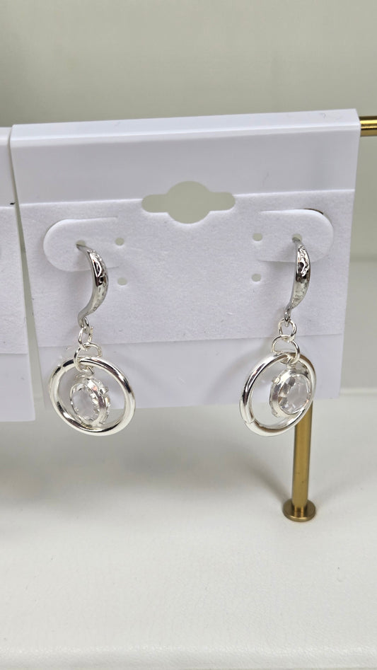 Modern earrings featuring layered gold hoops that create a soft movement and a luxurious touch in every look. Accented with a sparkling stone on top for an elegant shine, perfect for Eid and special occasions. ✨