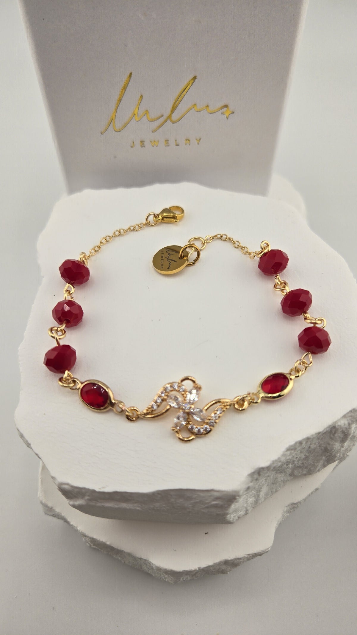 Hibiscus Pinwheel Bracelet showing red oval stones, clasp and LuluTouch tag