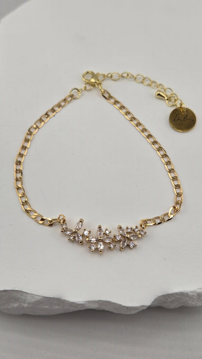 Close-up of the sparkling flower centerpiece and gold-plated curb chain