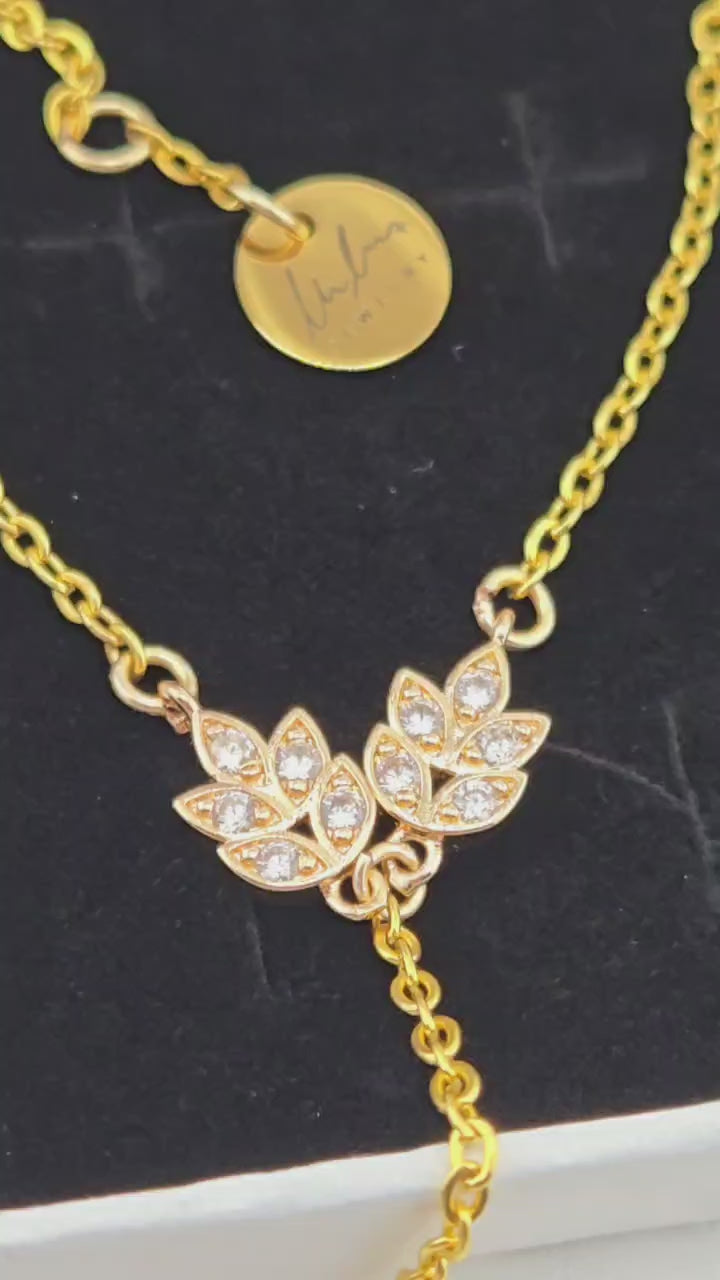 Video of the Golden Laurel Hand Chain in its LuluTouch gift box